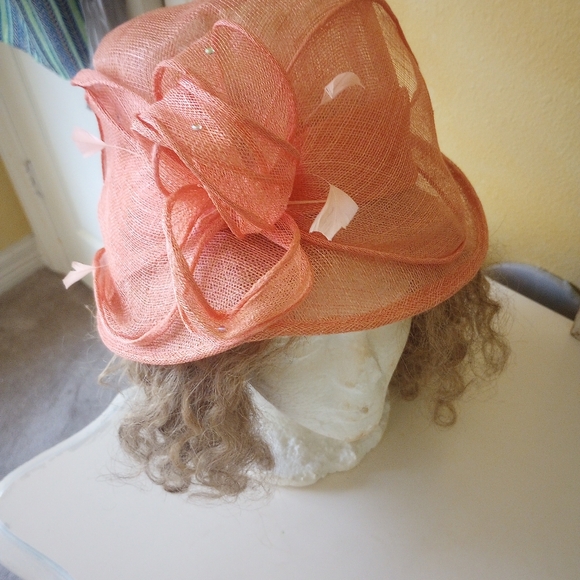 Chic Coral Fascinator Hat - Picture 1 of 3